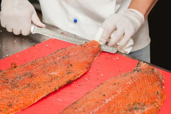 Chef Cortar salmón — Foto de Stock