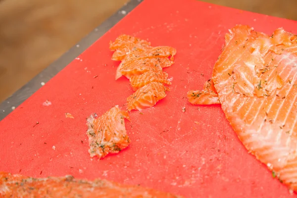 Chef Cutting saumon poisson — Photo