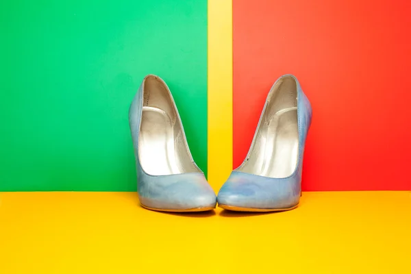 Blauwe hoge hakken schoenen — Stockfoto