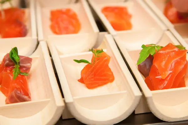 Filete de salmón crudo con especias en bambú —  Fotos de Stock