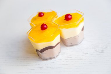 cranberries ile sarı tatlı pasta