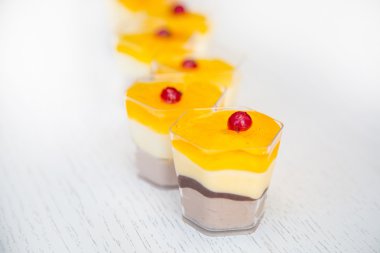 cranberries ile sarı tatlı pasta