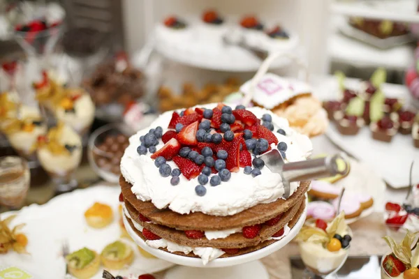 Kuchen mit Erdbeeren und Blaubeeren — Stockfoto
