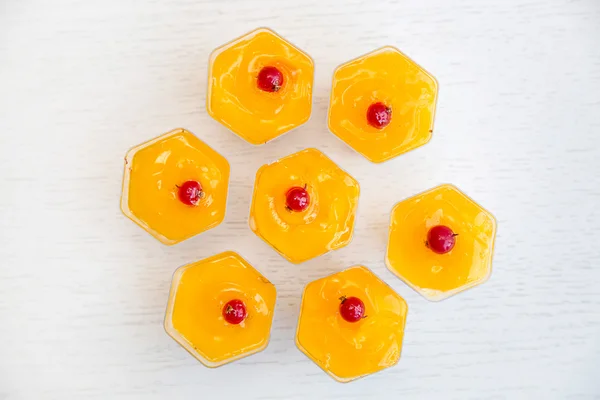 Bolo doce amarelo com cranberries — Fotografia de Stock