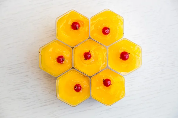 Bolo doce amarelo com cranberries — Fotografia de Stock