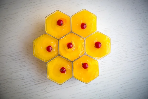 Bolo doce amarelo com cranberries — Fotografia de Stock