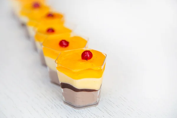 Gelbe süße Torte mit Preiselbeeren — Stockfoto