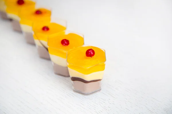 Bolo doce amarelo com cranberries — Fotografia de Stock