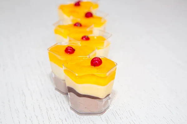 Gelbe süße Torte mit Preiselbeeren — Stockfoto