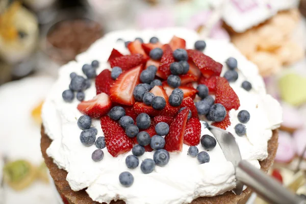 딸기와 블루베리를 곁들인 케이크 로열티 프리 스톡 이미지