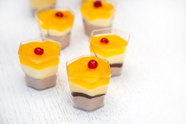 cranberries ile sarı tatlı pasta