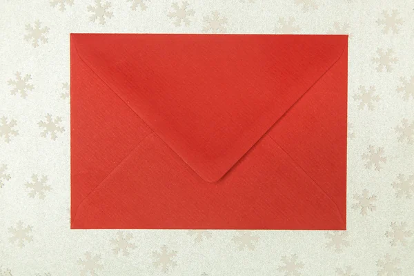 Envelope vermelho em flocos de neve fundo — Fotografia de Stock