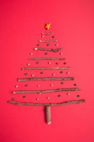 Рождественская елка из деревянных ветвей — стоковое фото