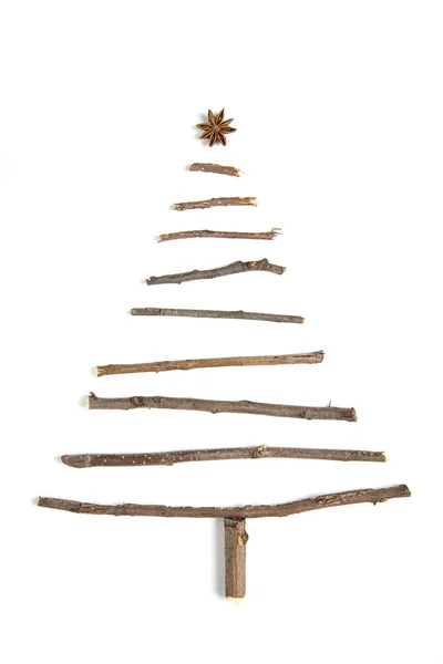 Рождественская елка из деревянных ветвей — стоковое фото