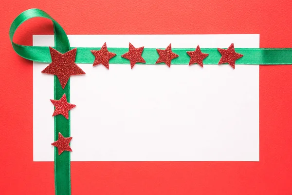 Prázdná vánoční přání se zelenou stuhou — Stock fotografie