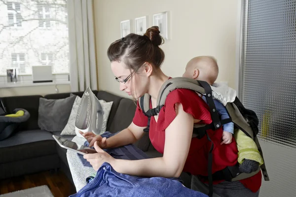 Mãe com bebê e tablet digital — Fotografia de Stock