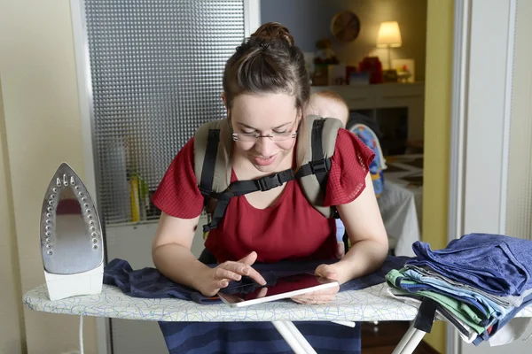 Mãe com bebê e tablet digital — Fotografia de Stock