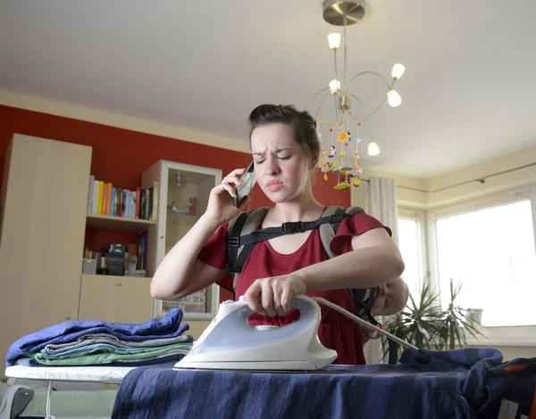 Madre con bebé trabajando —  Fotos de Stock