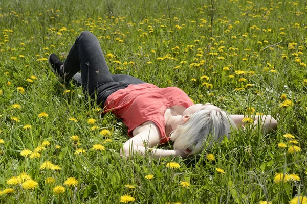 Kvinna som sover på ängen — Stockfoto