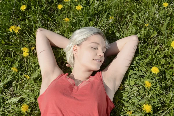 Frau schläft auf Wiese — Stockfoto