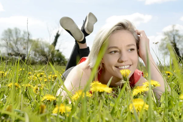 Gelukkige vrouw op bloem weide — Stockfoto