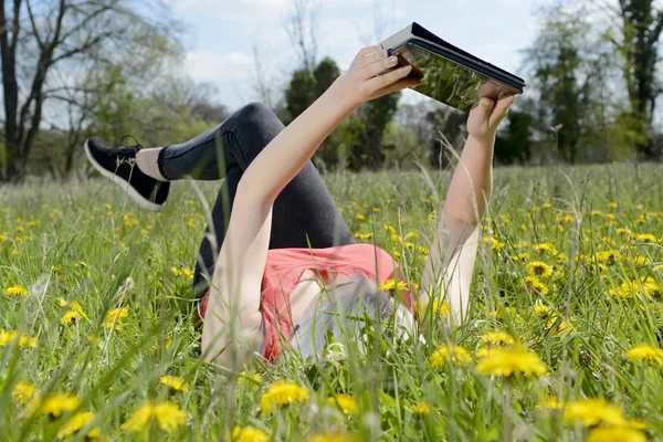 Ung kvinna med digital tablett — Stockfoto