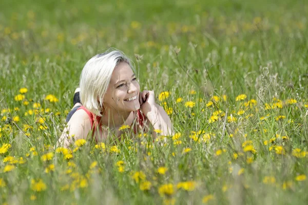 幸福的女人，花的草地上 — 图库照片