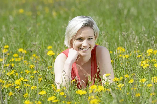 행복 한 젊은 여자 — 스톡 사진