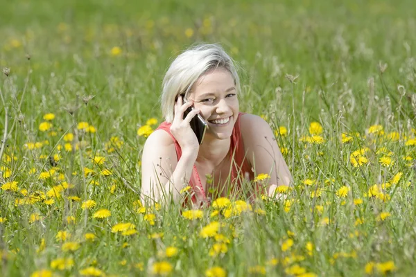 Szczęśliwa kobieta z smartphone — Zdjęcie stockowe