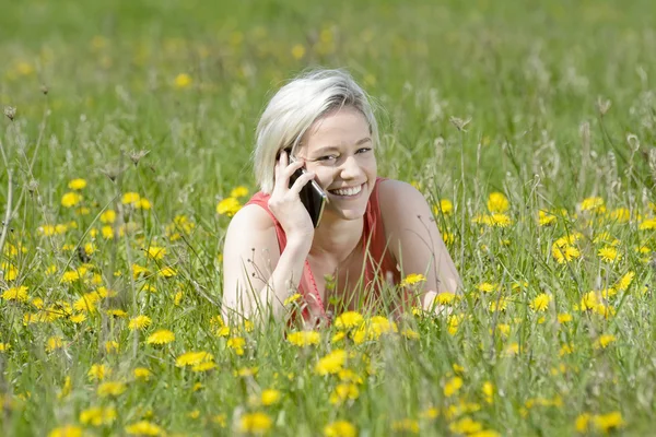 Mulher feliz com smartphone — Fotografia de Stock