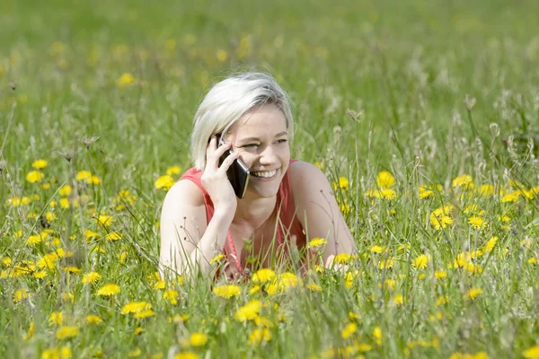 Vrouw met smartphone — Stockfoto