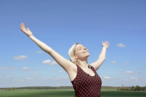 Jonge vrouw juichen — Stockfoto