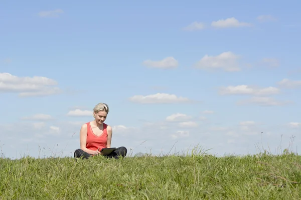 Vrouw met digitale tablet — Stockfoto