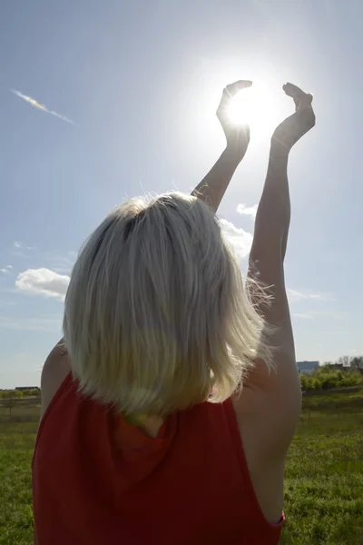 Женщина, ловящая солнце — стоковое фото