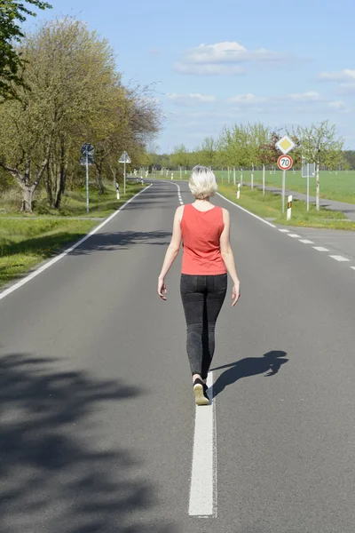 道路上の女性 — ストック写真