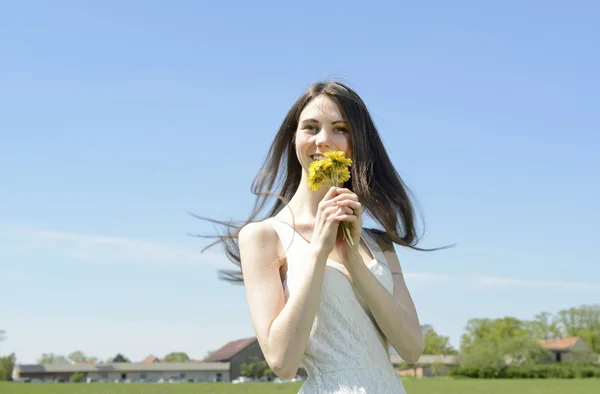 Vrouw met paardebloemen — Stockfoto