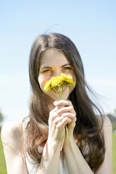 Dandelions kadınla — Stok fotoğraf