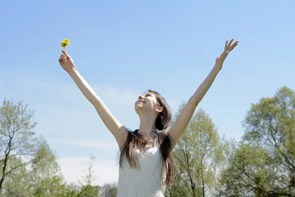 Mujer feliz animando — Foto de Stock