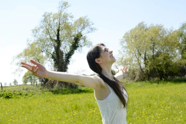 Mujer feliz animando — Foto de Stock