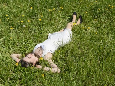 Çayırda yatan kadın