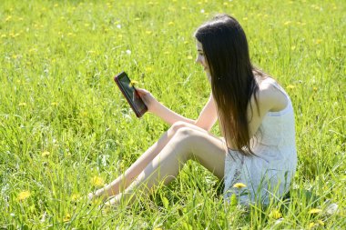 Dijital tabletli kadın