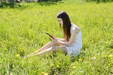 Dijital tabletli kadın