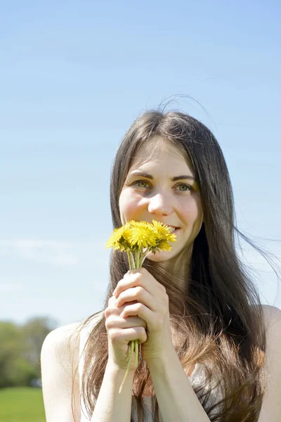 Vrouw met paardebloemen — Stockfoto