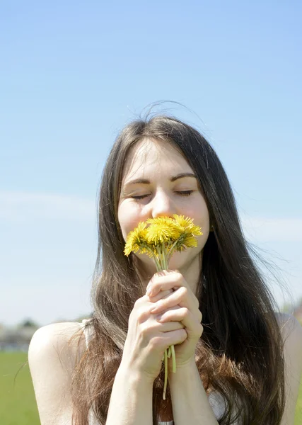 Vrouw met paardebloemen — Stockfoto