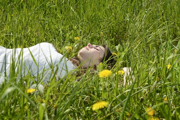 Женщина лежит на лугу — стоковое фото