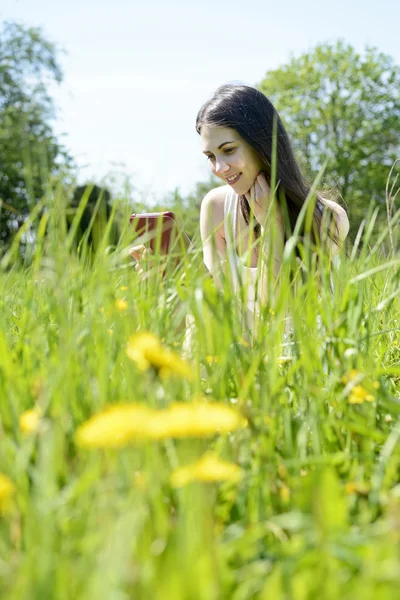 Donna con tablet digitale — Foto Stock