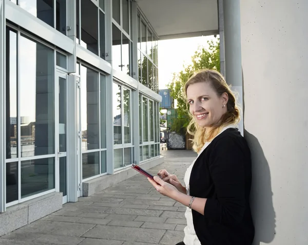 Obchodnice s digitálním tabletu — Stock fotografie