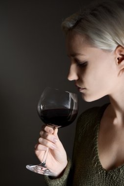 kırmızı şarap içme kadın