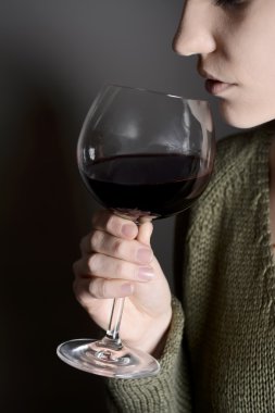 kırmızı şarap içme kadın