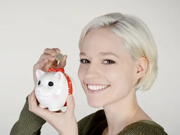 Frau mit Sparschwein — Stockfoto